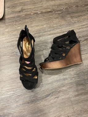 Black Strappy Wedge Sandals with Wood-Effect Platform
